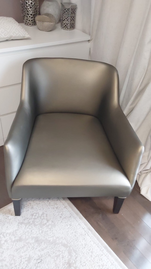 Roche Bobois Club Armchair, Ottoman, and Cushion - photo 2