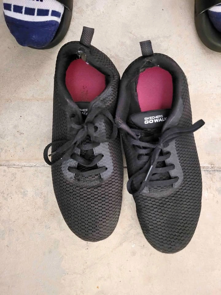 Skechers Go Walk Women shoes Size 6 or 6.5
