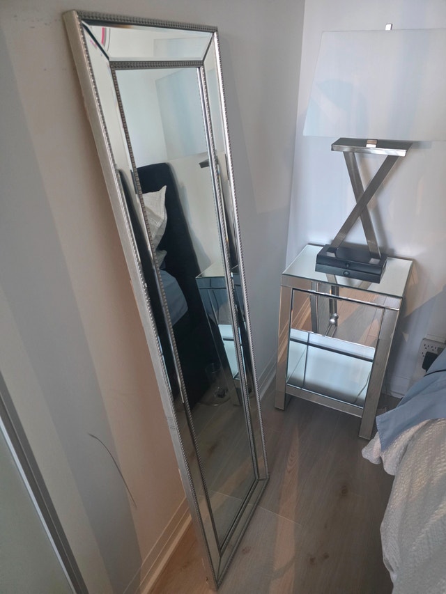 Beautiful Mirrored Glass Nightstands - Set of 2 - photo 3