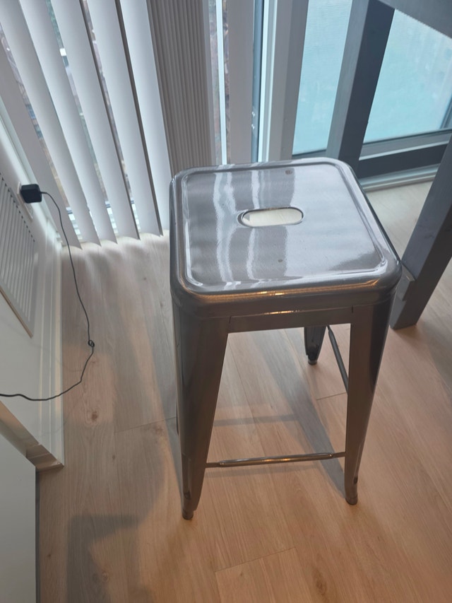 Rustic Table and 3 Stools Included - photo 4