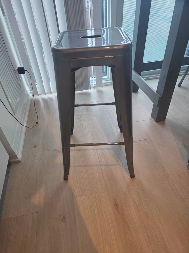 Rustic Table and 3 Stools Included - photo 5