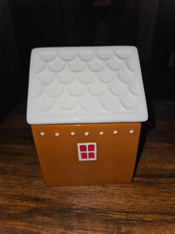 Target Gingerbread House Canister - photo 2