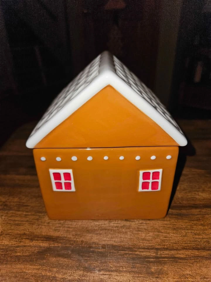 Target Gingerbread House Canister - photo 3