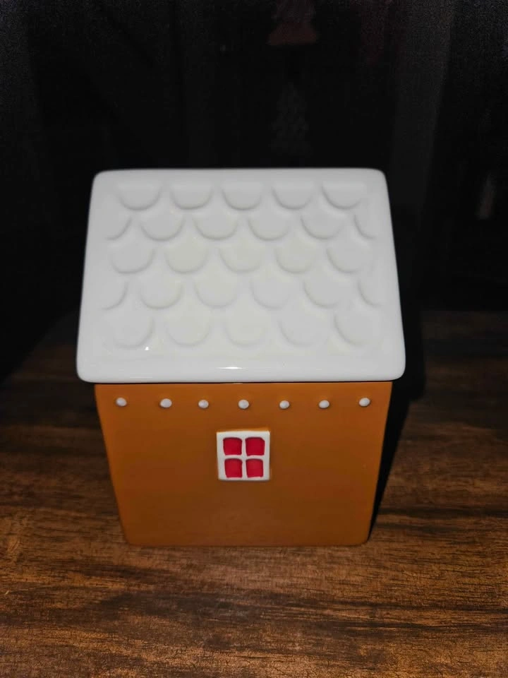 Target Gingerbread House Canister - photo 4
