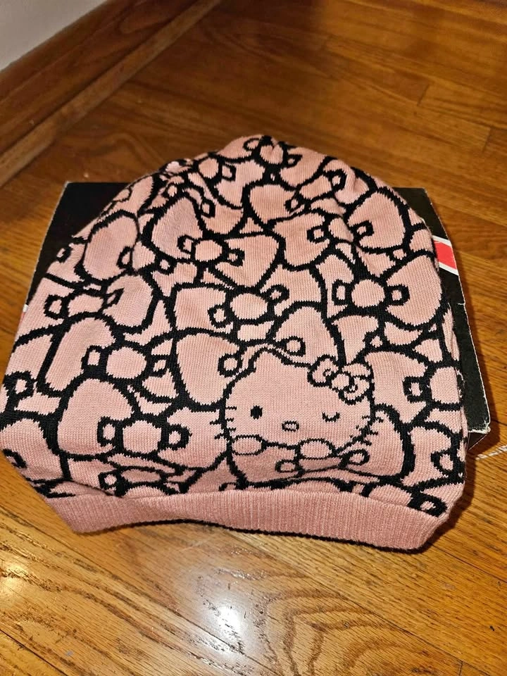 Forever 21 x Hello Kitty Beanie and Scarf Set
