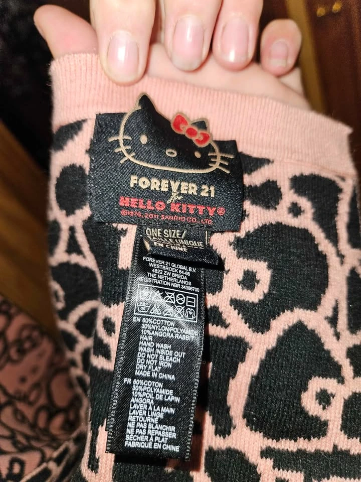 Forever 21 x Hello Kitty Beanie and Scarf Set - photo 2