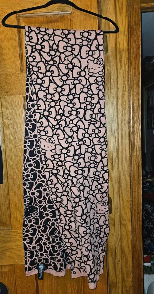 Forever 21 x Hello Kitty Beanie and Scarf Set - photo 3