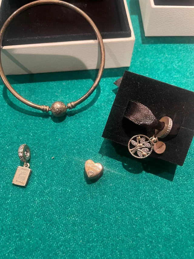 Pandora bracelet with 4 charms - including packaging -new image indicator(2)