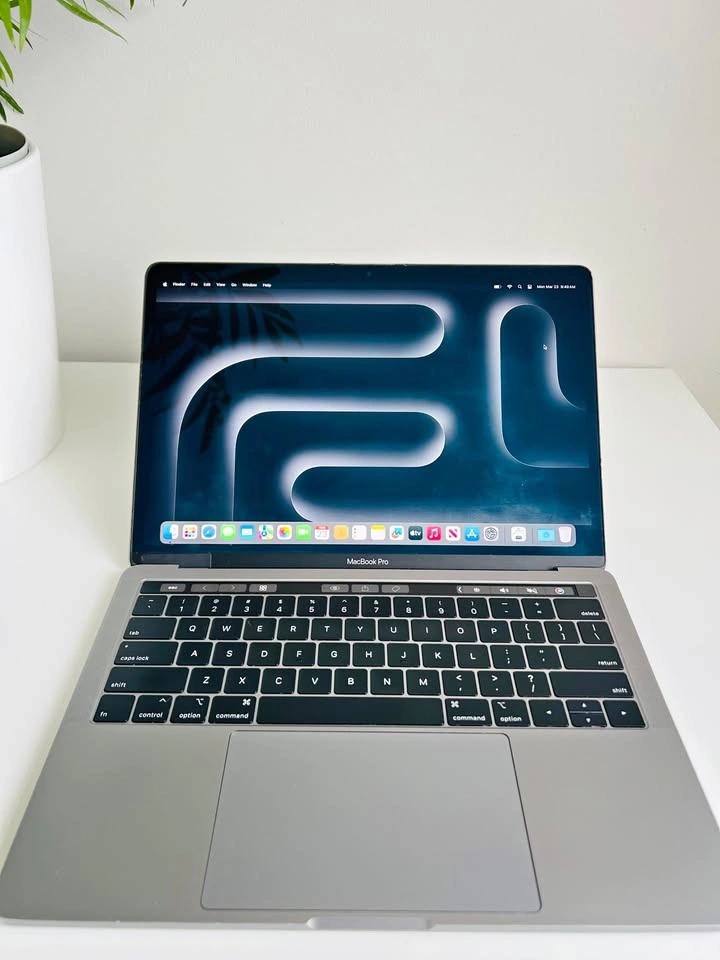 2019 Macbook Pro Touchbar i7 16GB RAM 256GB