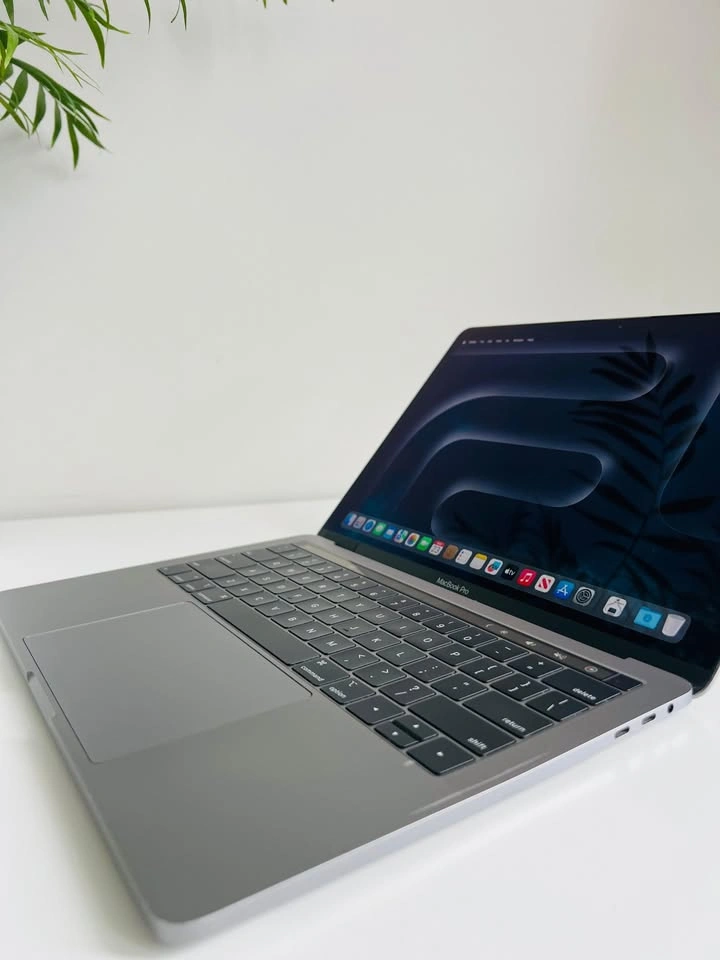 2019 Macbook Pro Touchbar i7 16GB RAM 256GB - photo 4