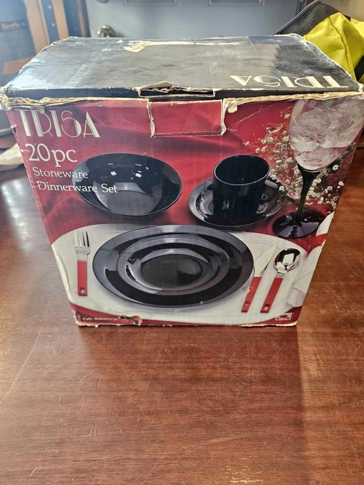 20pc Black Stoneware Dinnerware Set