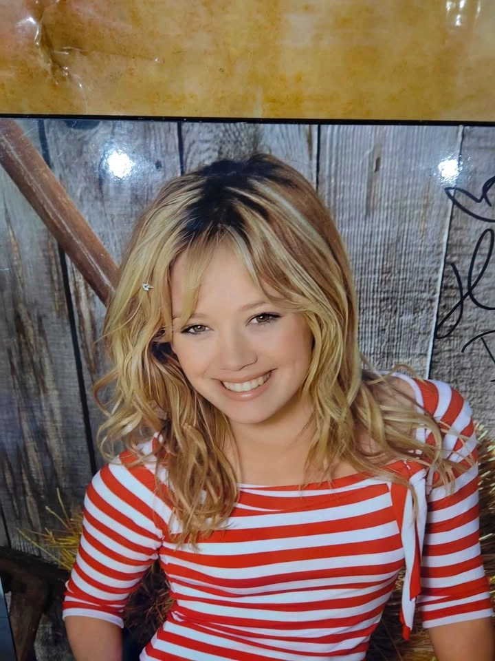 Vintage Rare 2003 Hilary Duff Laminated Wooden Poster - photo 3
