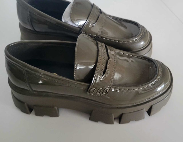 Women's patent leather shoes in military green