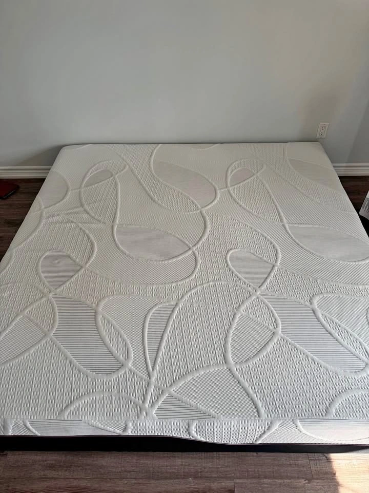 Memory foam king mattress - clean - no stains - 14 inch - washab