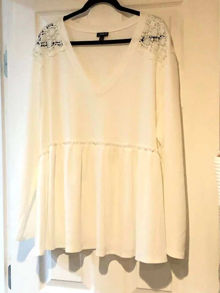Torrid NWOT White Long Sleeve Top with Lace Shoulders