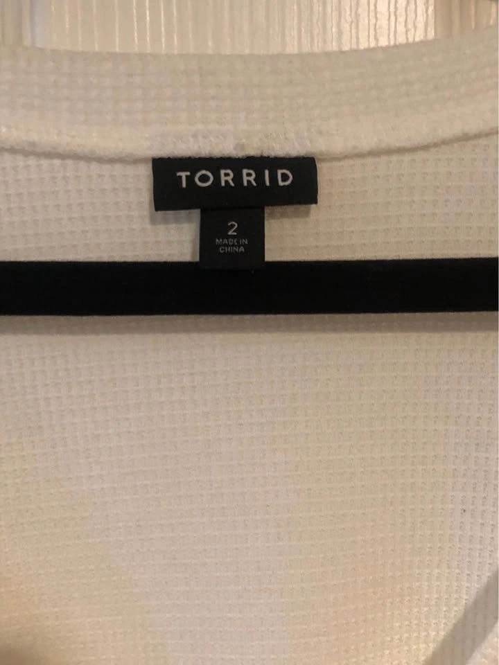 Torrid NWOT White Long Sleeve Top with Lace Shoulders - photo 3
