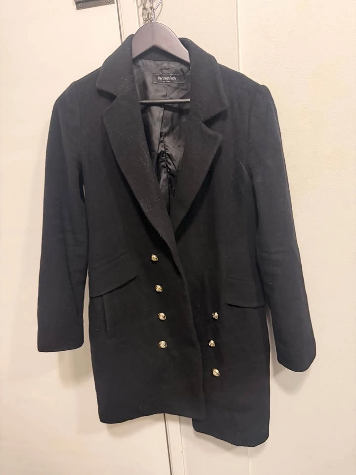 Black coat with gold buttons - photo 3