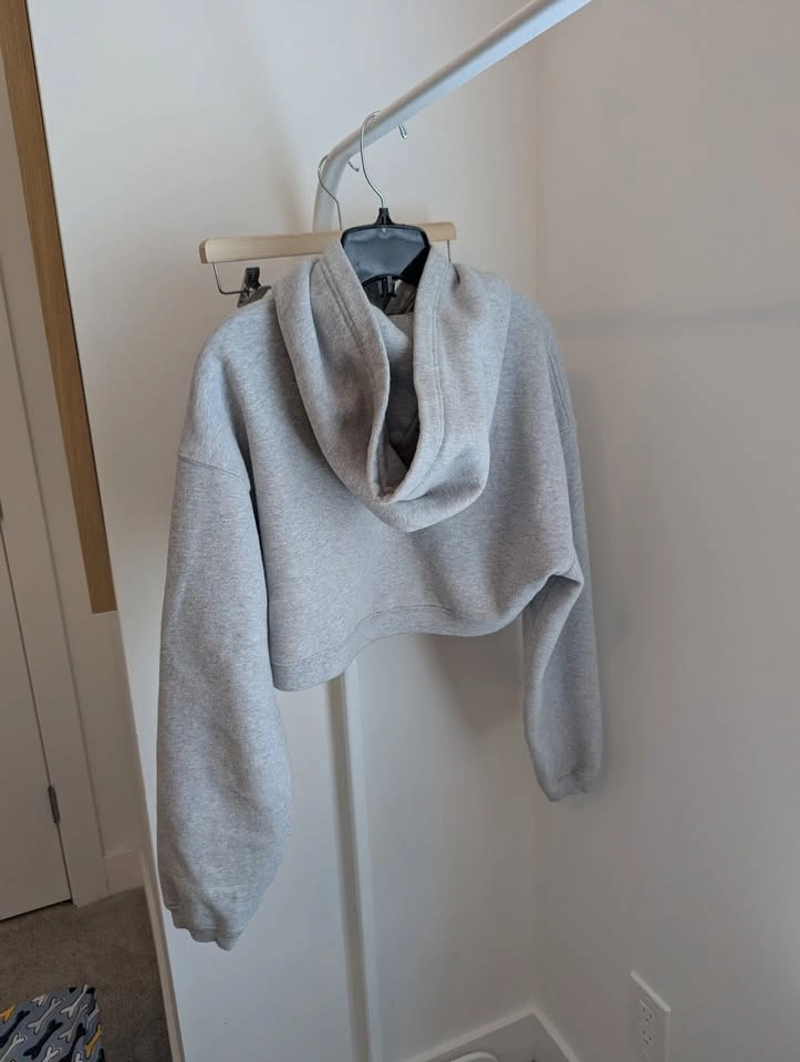 Aritzia Grey Cropped Sweater - photo 2
