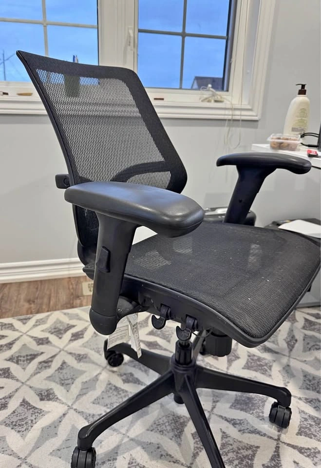 Fully mesh office chair - adjustable arm rests and up & down