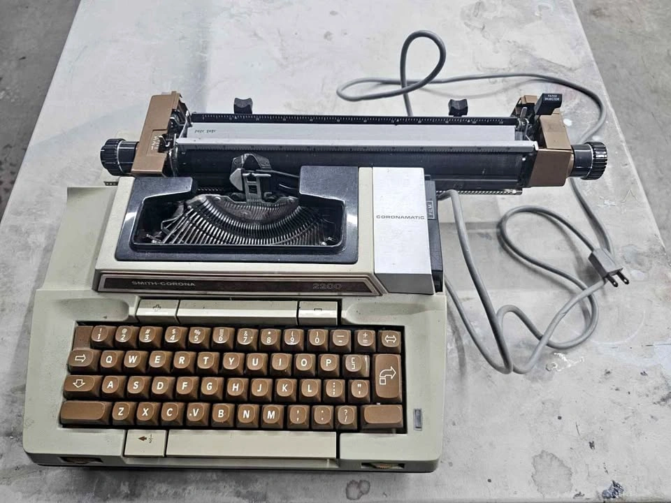 Vintage Smith-Corona 2200 Electric Typewriter