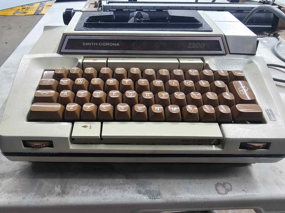 Vintage Smith-Corona 2200 Electric Typewriter - photo 2