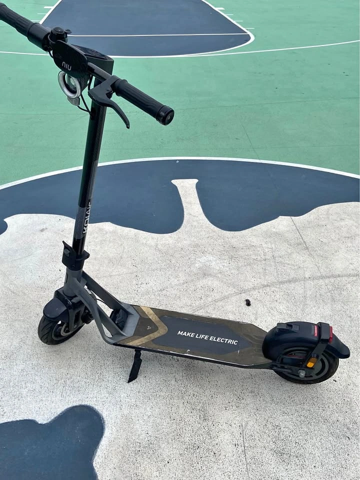 *TAKE AS IS* Niu KQI AIR carbon fiber electric scooter