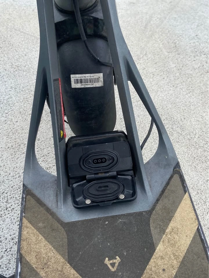 *TAKE AS IS* Niu KQI AIR carbon fiber electric scooter - photo 3