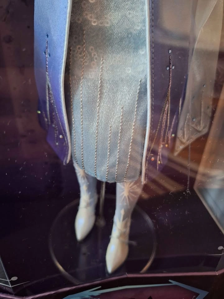 Elsa Disney Store Limited Edition Doll from Frozen 2 (17'') Coll - photo 4