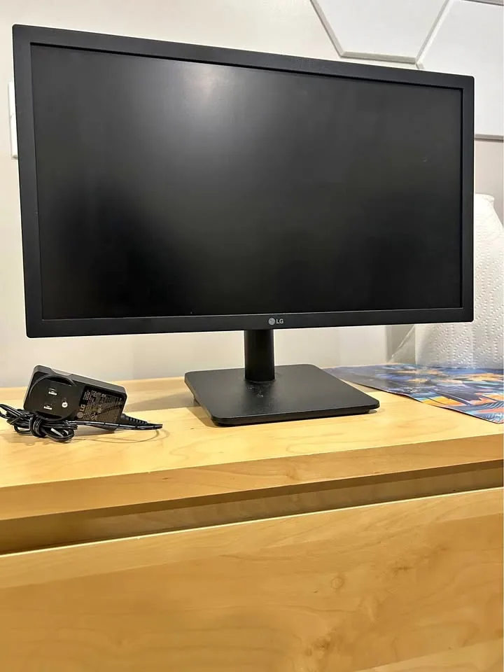 LG 22-inch FULL HD Monitor thumbnail