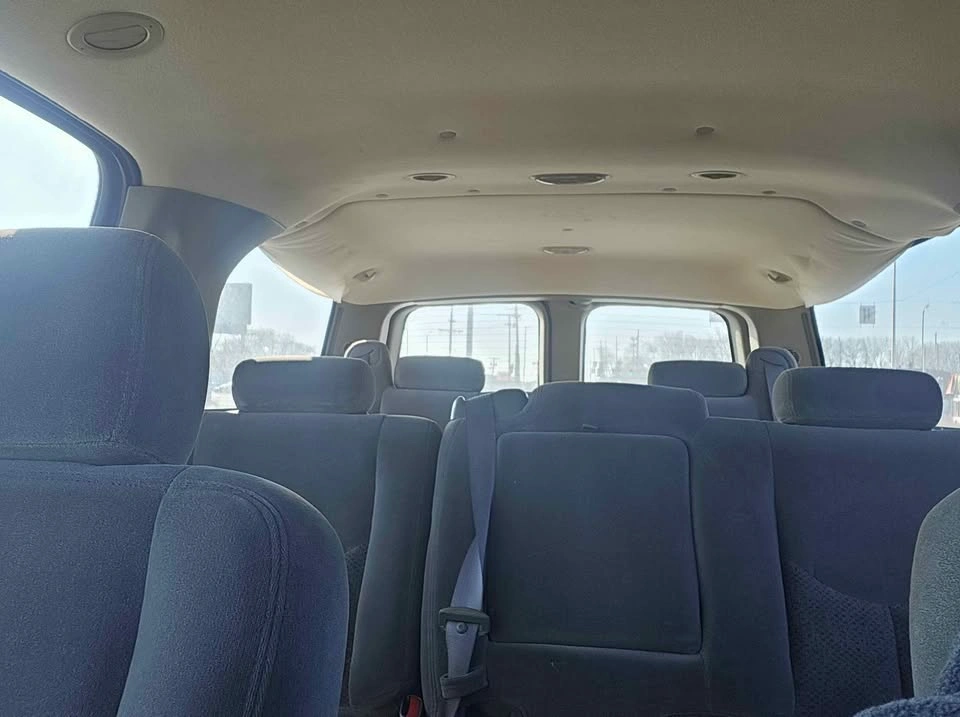 2003 Chevrolet Suburban 2500 LS Sport Utility 4D - photo 3