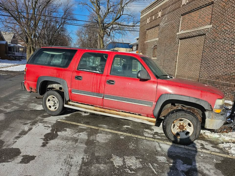 2003 Chevrolet Suburban 2500 LS Sport Utility 4D - photo 2