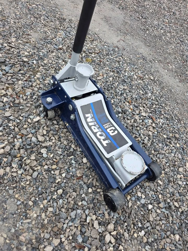 Torino 3-Ton Low Profile Automotive Jack - photo 2