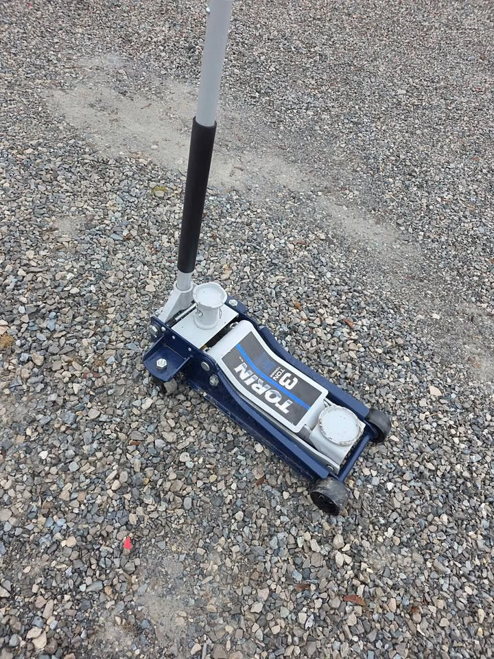 Torino 3-Ton Low Profile Automotive Jack - photo 3