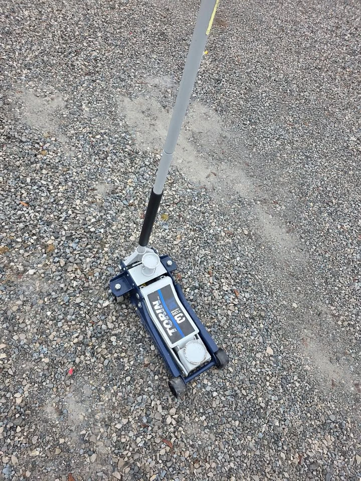 Torino 3-Ton Low Profile Automotive Jack - photo 4