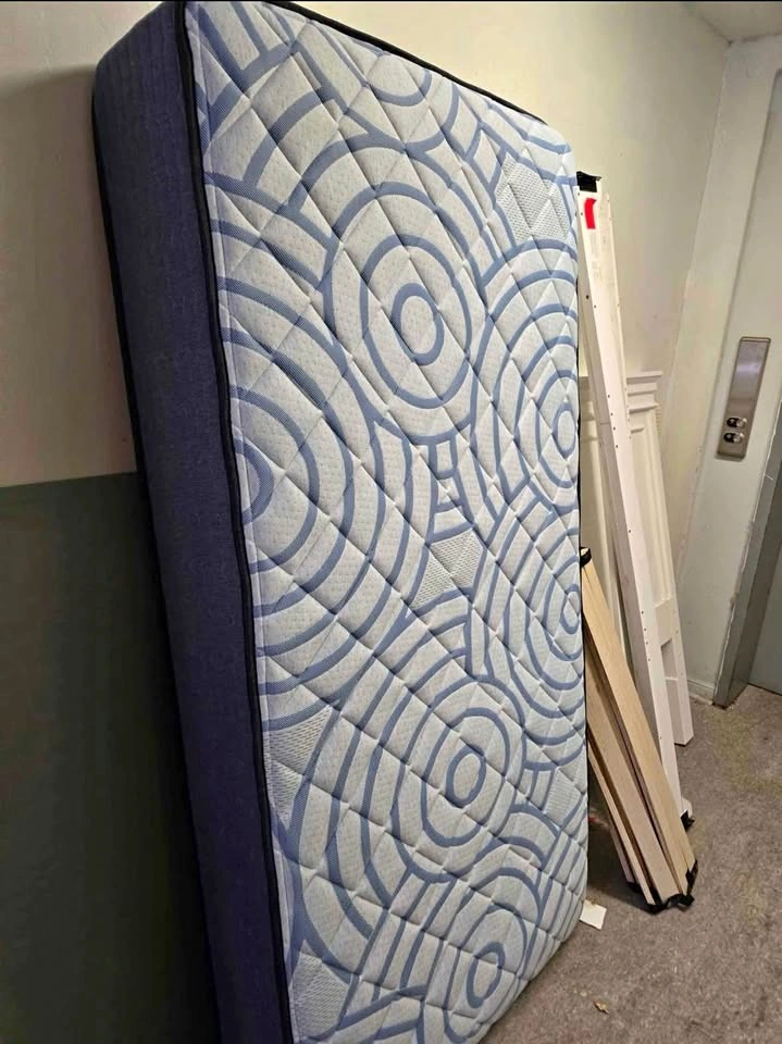 Twin bed & Serta mattress