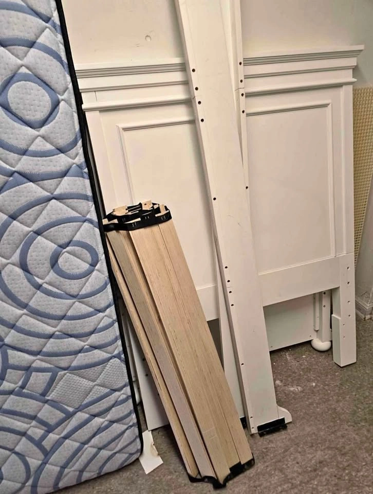 Twin bed & Serta mattress - photo 3