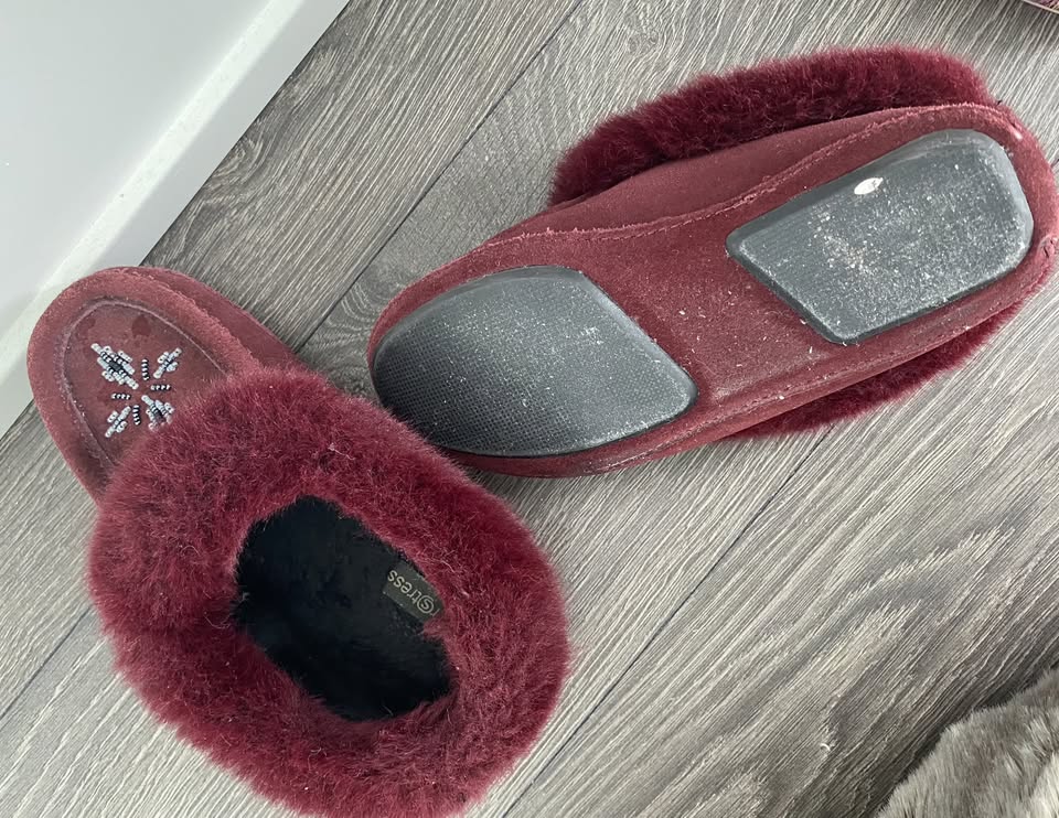 Real Fur Lined Moccasins - Size 6 - photo 2