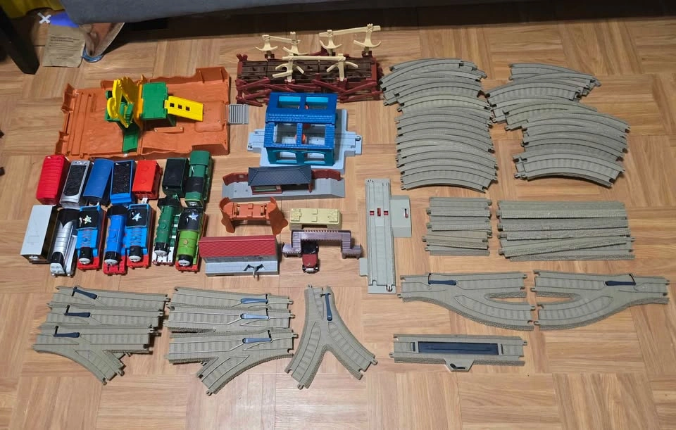 Box of Thomas trains - photo 2