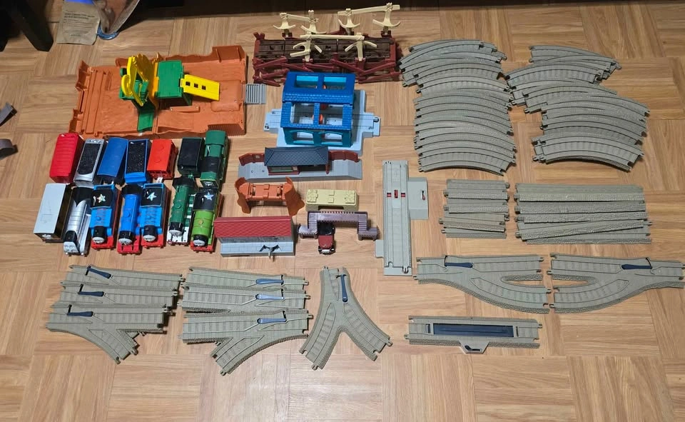 Box of Thomas trains - photo 3