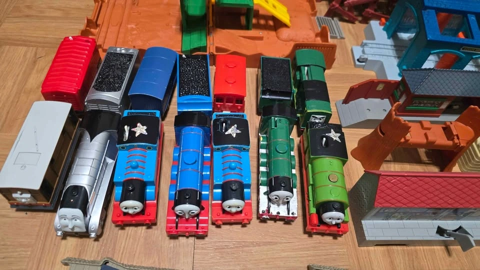 Box of Thomas trains - photo 4