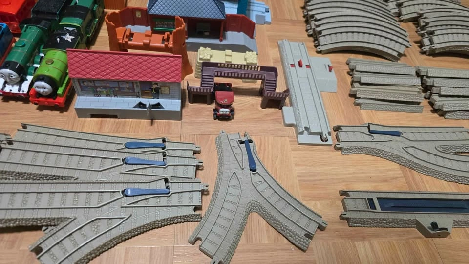 Box of Thomas trains - photo 5