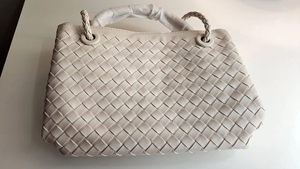 Elegant Woven Crossbody Handbag - Bottega Veneta Inspired