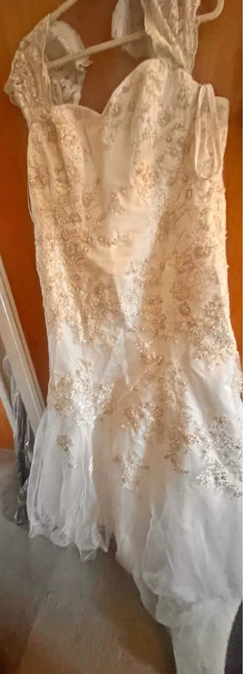 MOVING SELL-EVERYTHING MUST GO! BEST OFFER!! AS IS! Wedding Gown