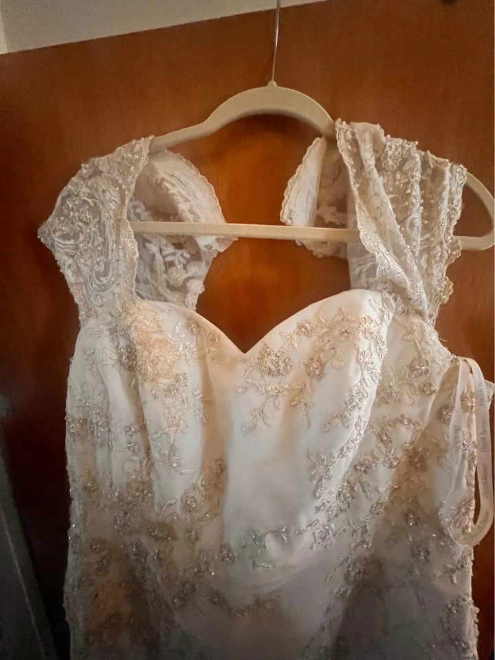 MOVING SELL-EVERYTHING MUST GO! BEST OFFER!! AS IS! Wedding Gown - photo 2