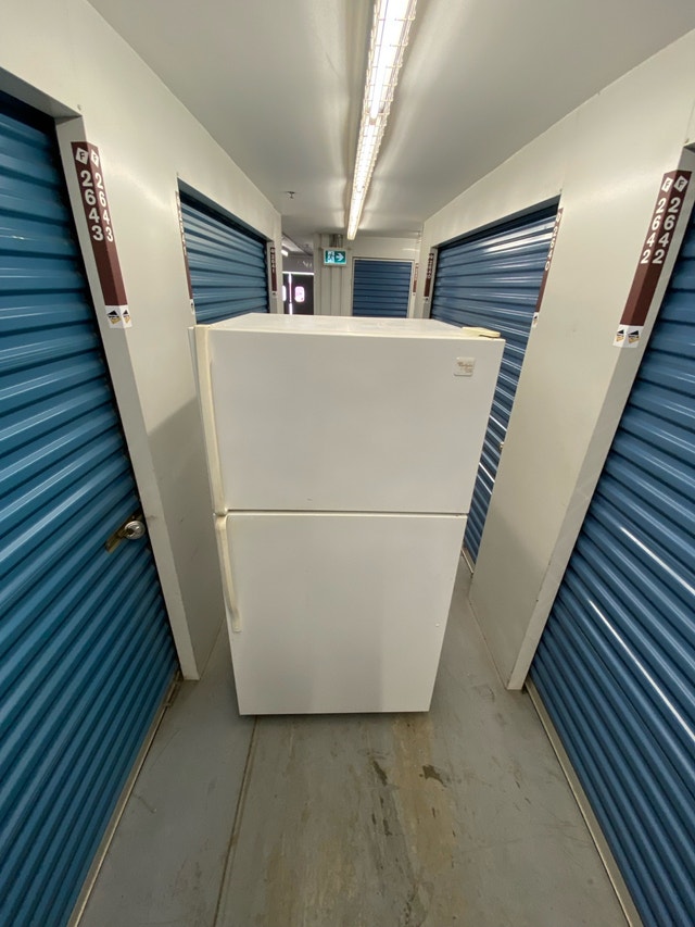 WHIRLPOOL TOP FREEZER FRIDGE - photo 2