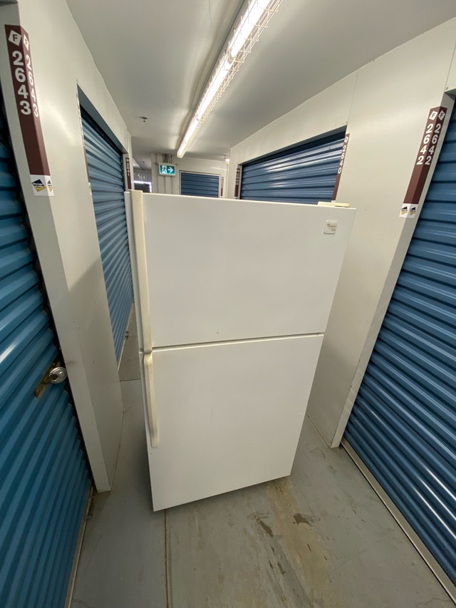 WHIRLPOOL TOP FREEZER FRIDGE - photo 3