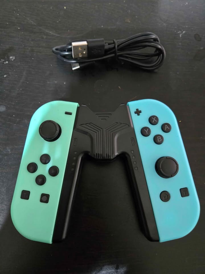 Joy con with charging grip - photo 2
