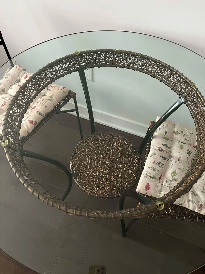 Round glass dining table with two chairs - photo 2