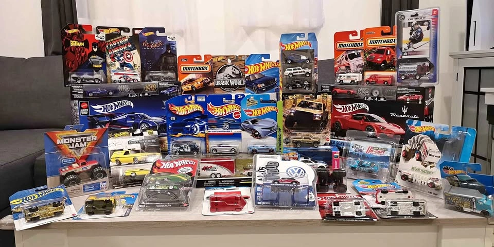 LOT- Hot Wheels Matchbox Miniso Die-Cast (33 Items)