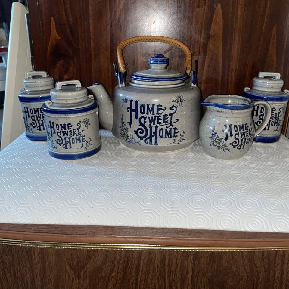 Vintage 19pc 1970s Ceramic Tea Set - photo 3